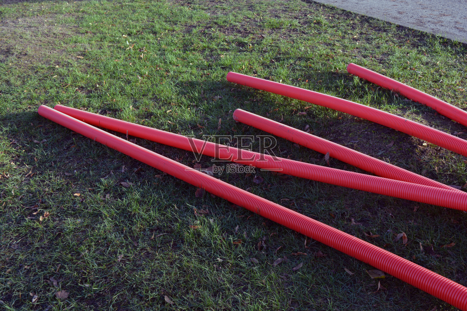 堆放的红色塑料电缆保护管照片摄影图片