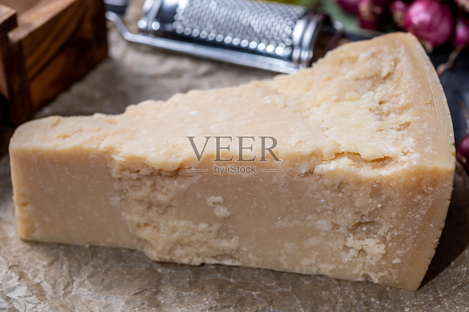 一片正宗的帕尔玛干酪或意大利帕尔玛干酪颗粒状硬奶酪照片摄影图片