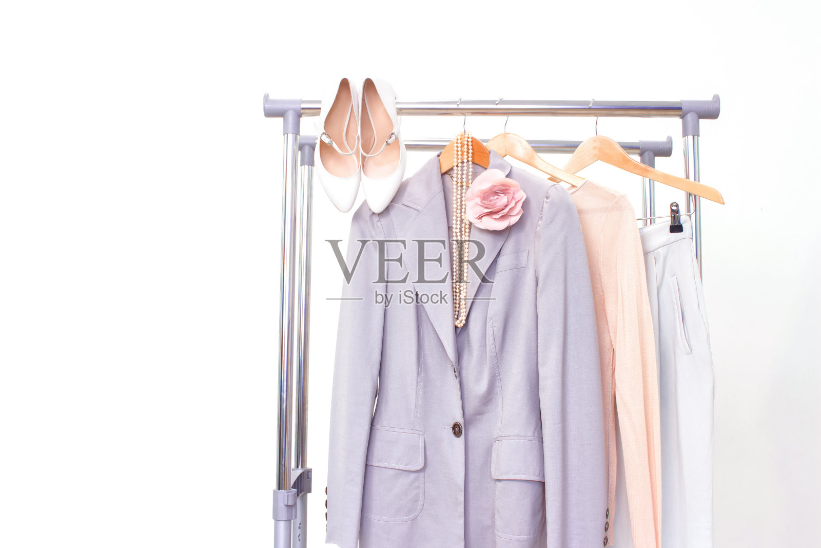 简约时尚服装概念。女人的衣服挂在白色的衣架上。时尚博客，网站，社交媒体英雄标题。照片摄影图片