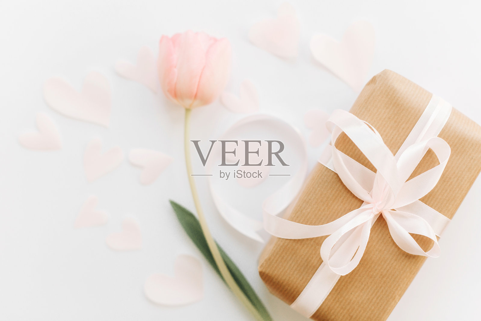 礼盒与丝带和粉红色郁金香平躺在白色背景，文字空间。时尚柔软的春天形象。快乐的女子。贺卡模型。快乐的母亲节。浪漫的情人节照片摄影图片