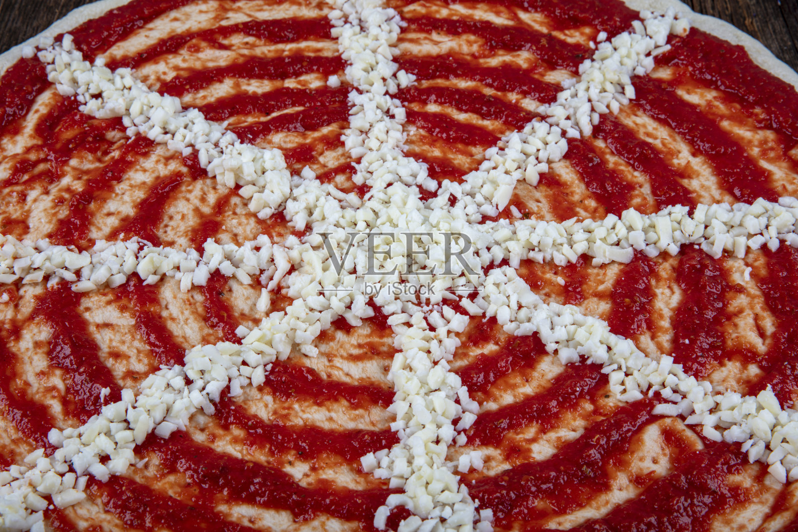 意大利披萨制作特写：木桌上带有披萨配料的面团照片摄影图片