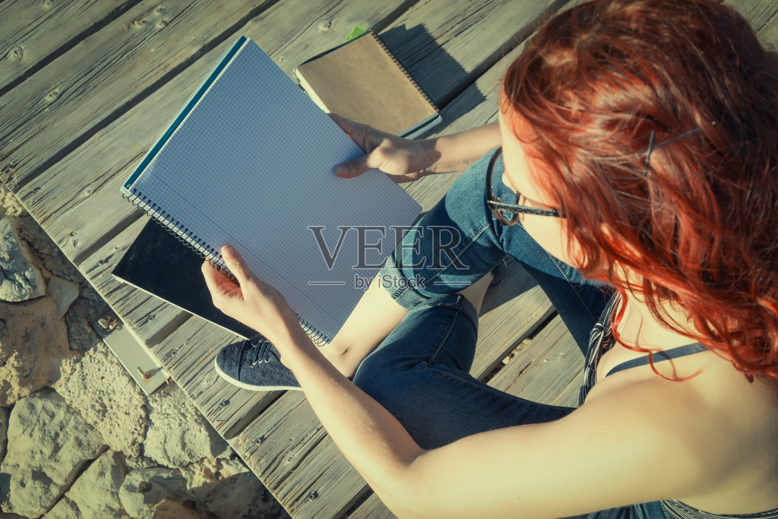 在海边学习照片摄影图片