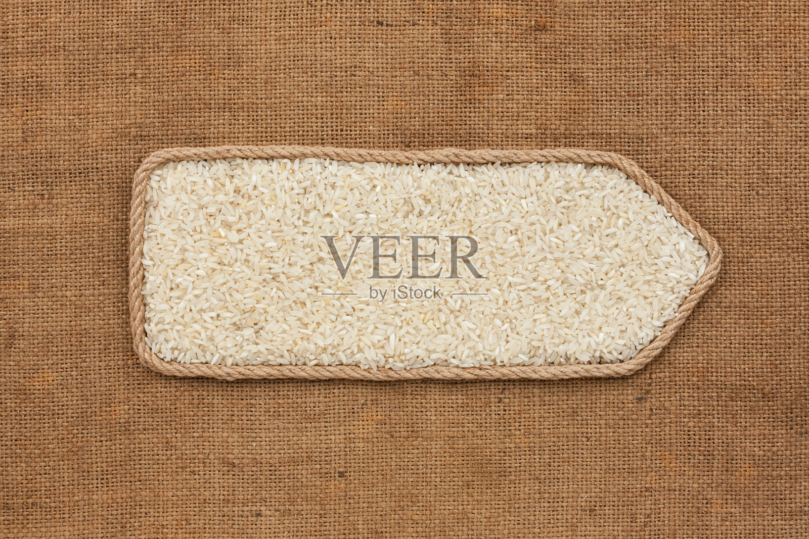 有象征意义的指针，用绳子和撒在粗麻布上的米粒制成。照片摄影图片