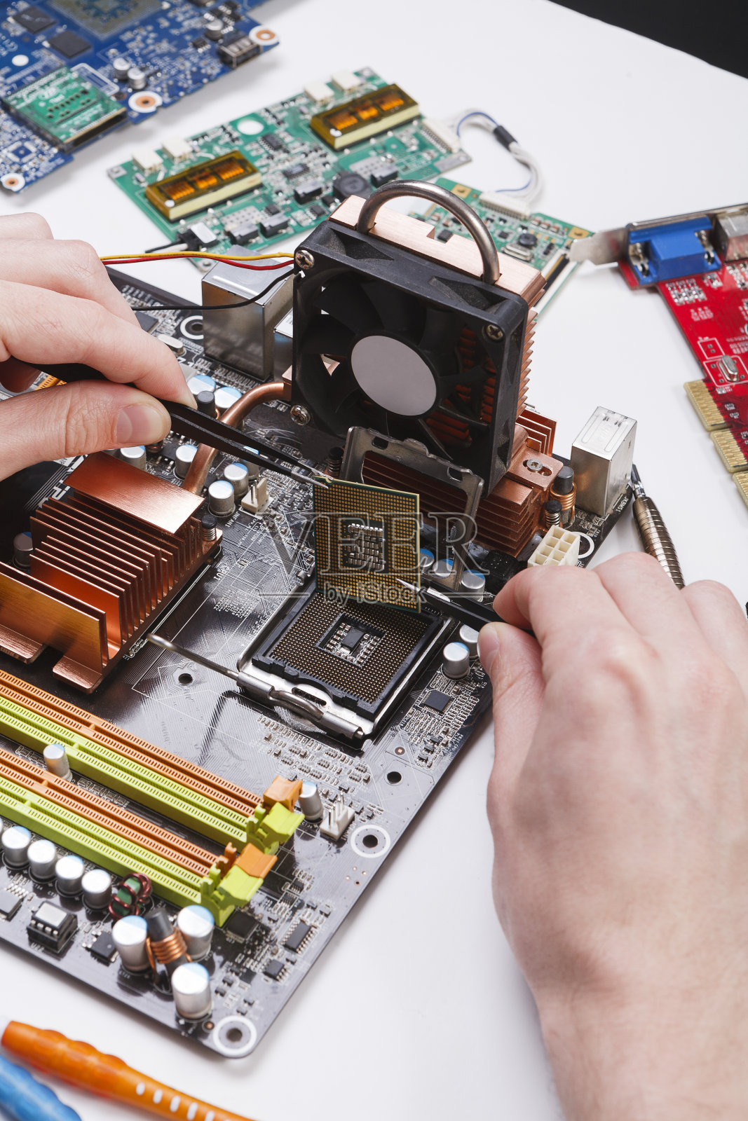 技术人员将微处理器插入主板照片摄影图片