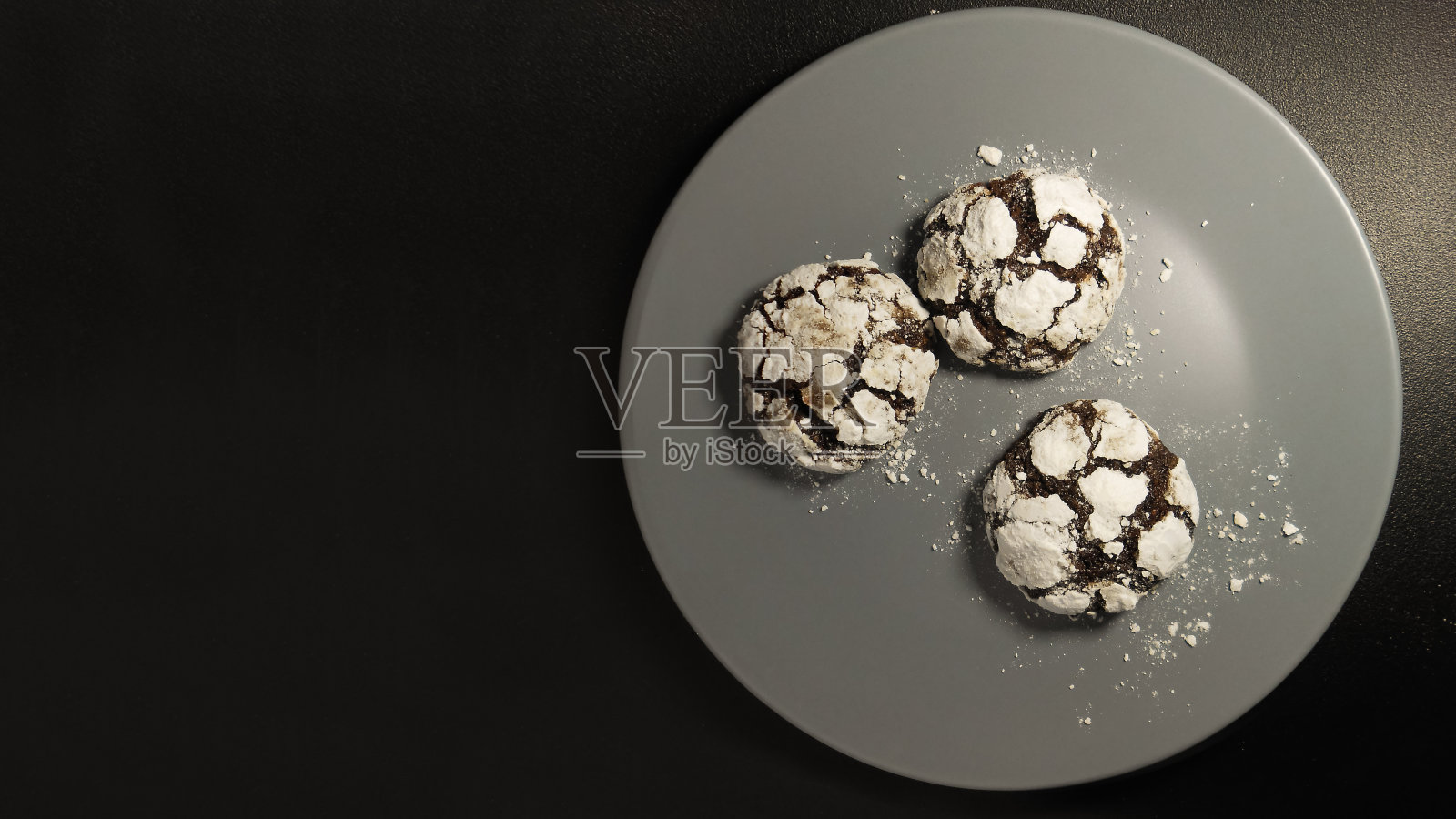 自制的巧克力饼干。黑色背景的糖粉巧克力布朗尼饼干。有选择性的重点。照片摄影图片