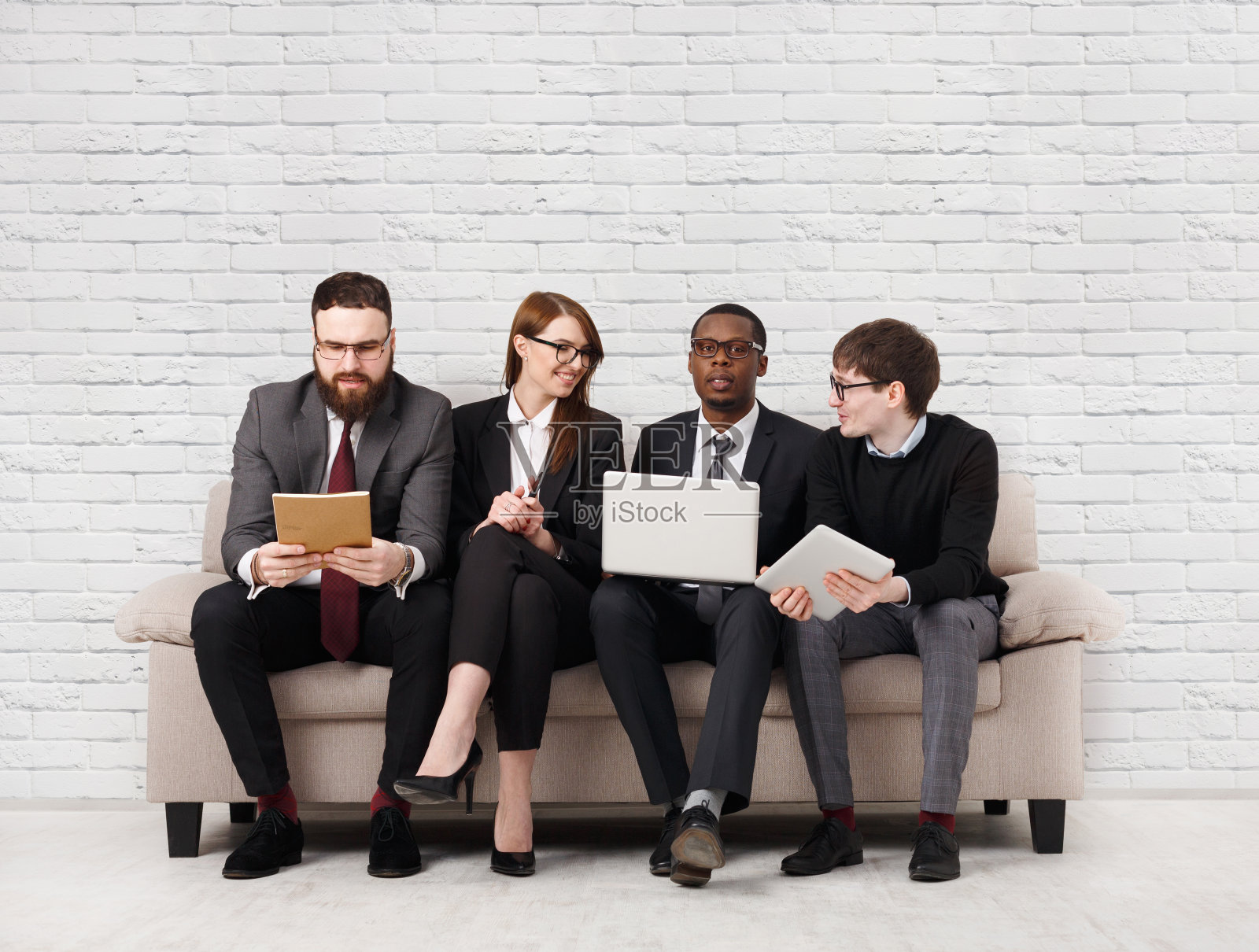 团队建设，多民族团队开会照片摄影图片