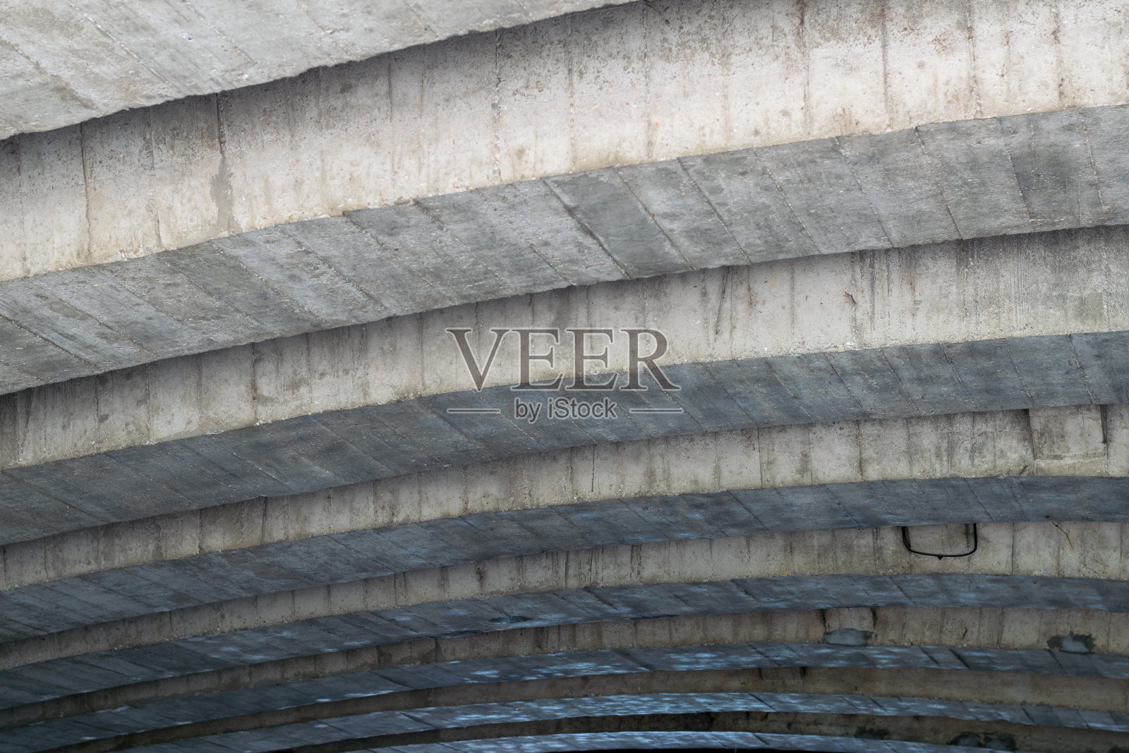 隧道天花板上的混凝土梁。照片摄影图片