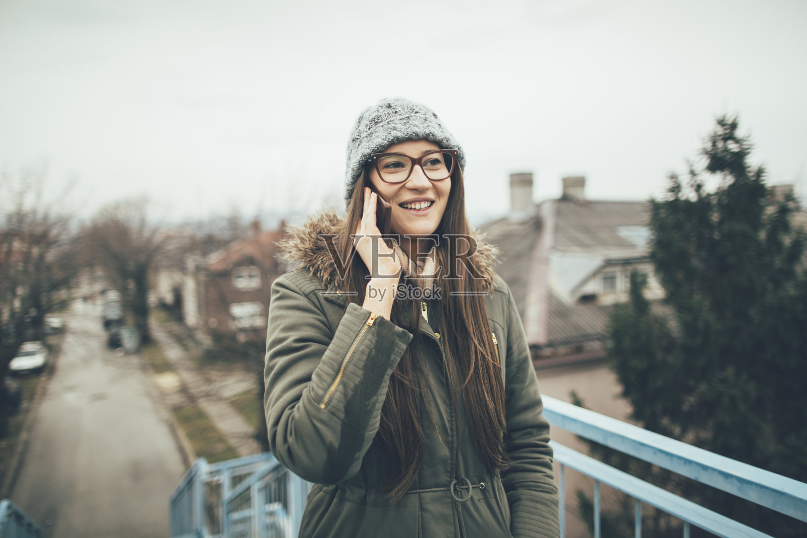 年轻女子在户外用手机照片摄影图片