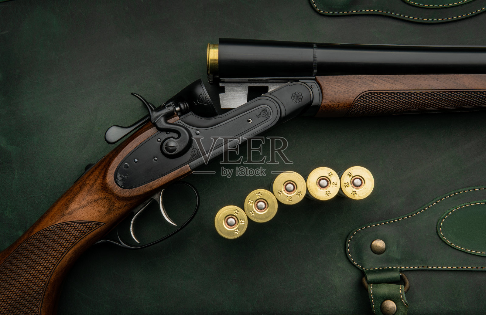 绿色背景下的经典扳机双管猎枪。可重新装填的光滑口径猎枪。给猎人的概念明信片。照片摄影图片