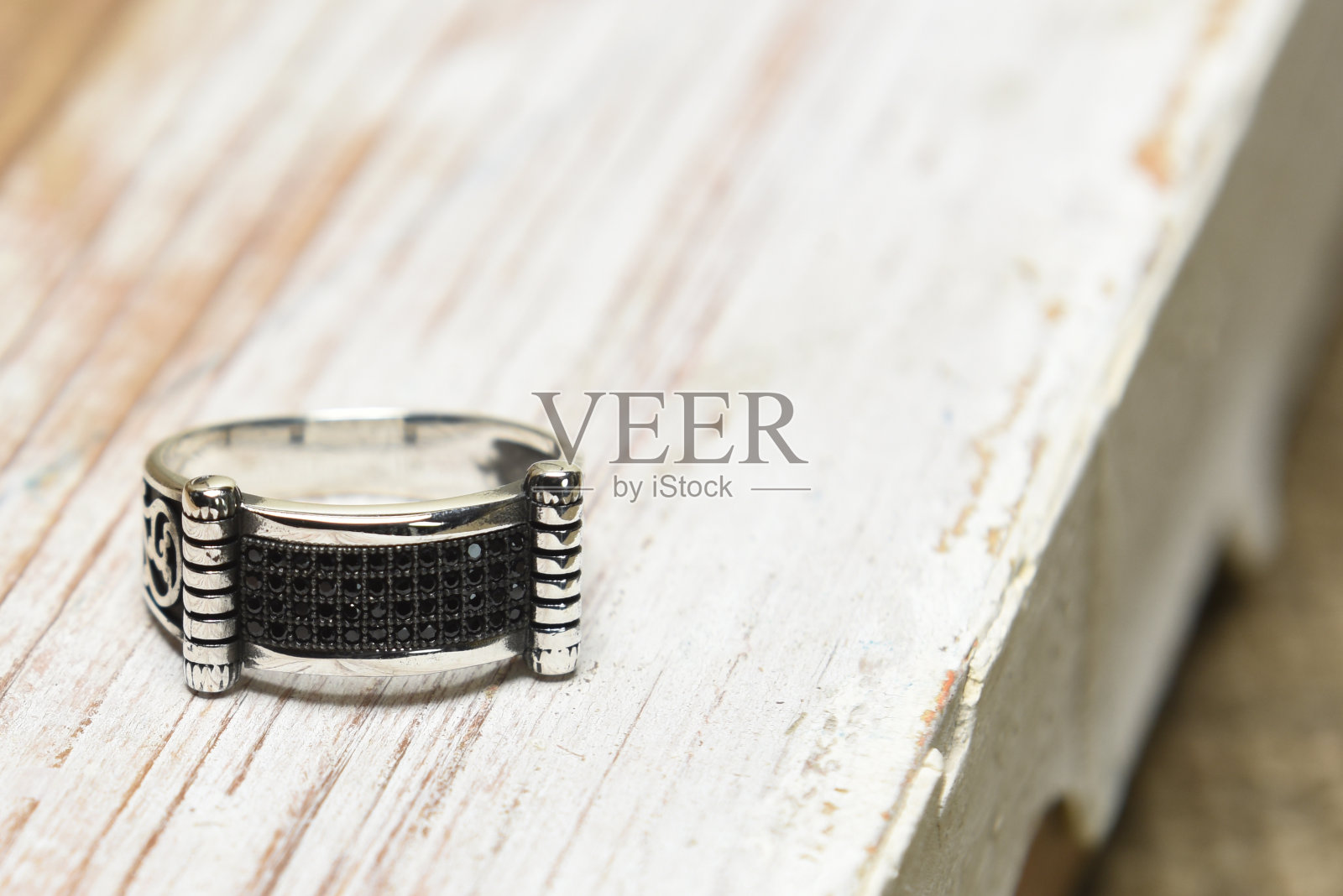 镶有宝石的银戒指照片摄影图片