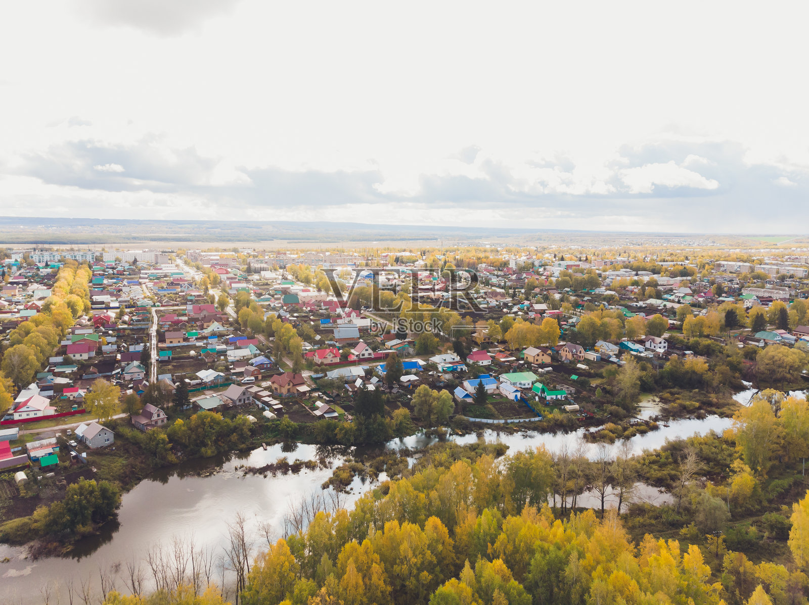 巴什科尔托斯坦共和国的奇什米市。从一个小镇上看。照片摄影图片
