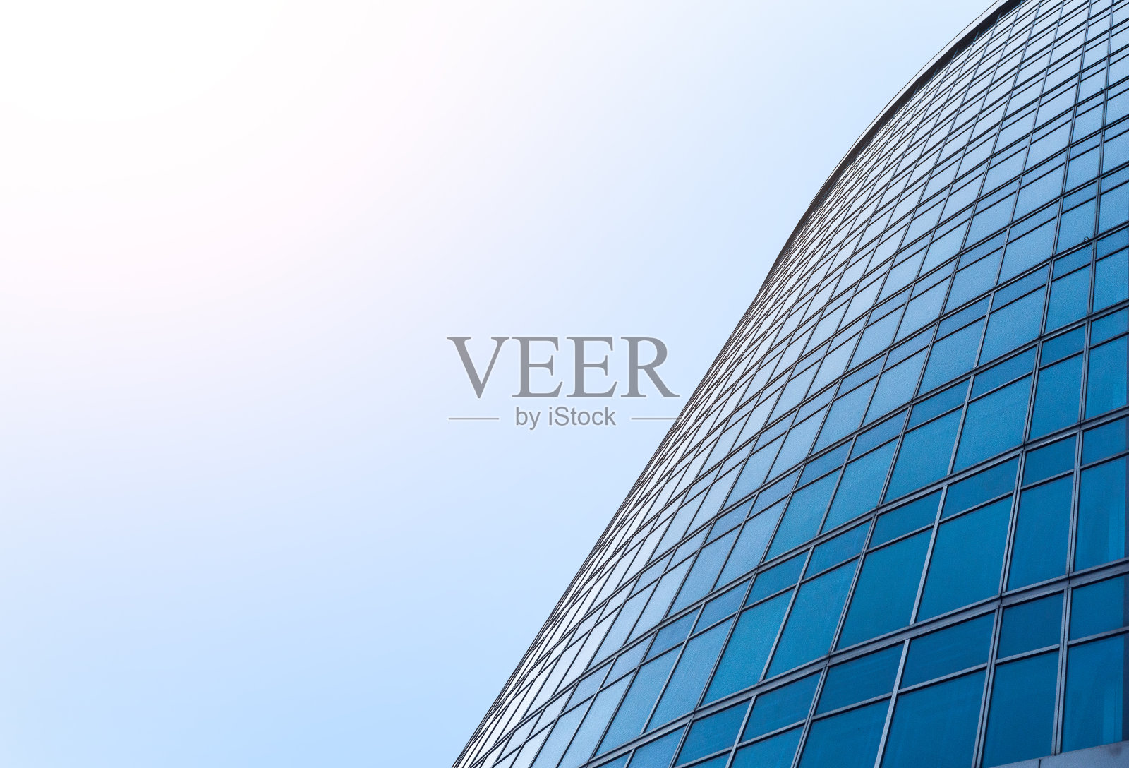 商业区的现代摩天大楼的玻璃幕墙照片摄影图片