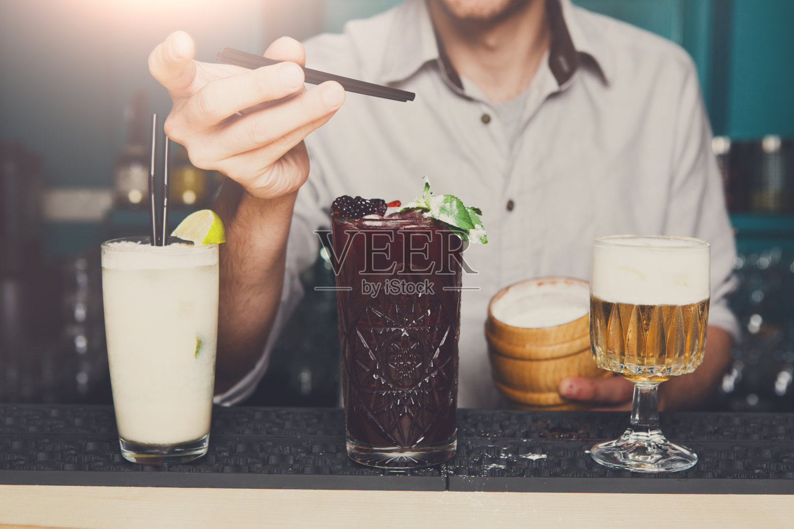 酒保在酒吧提供酒精鸡尾酒照片摄影图片
