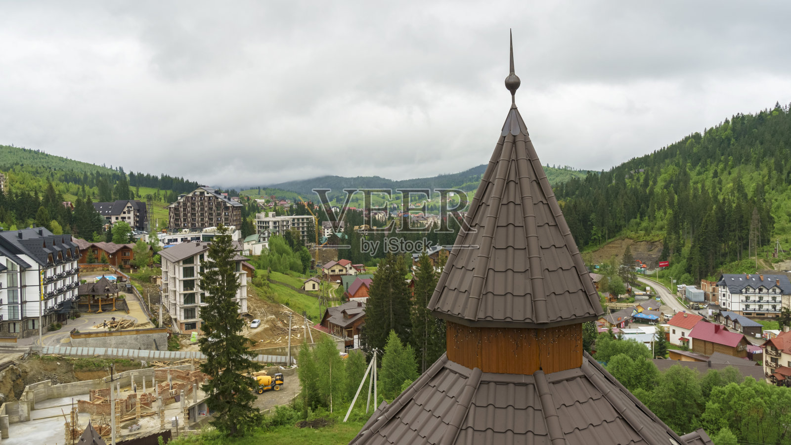 从塔楼到一个山村的全景。旅行的概念。照片摄影图片