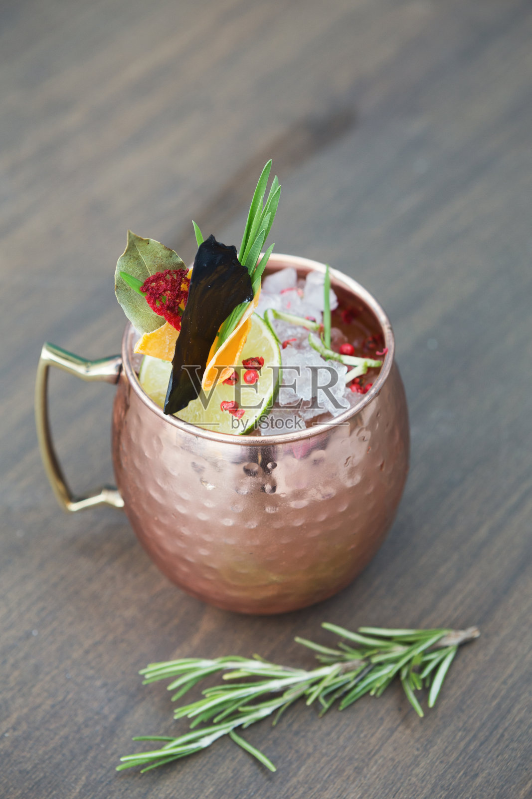 莫斯科骡子鸡尾酒上了餐桌照片摄影图片