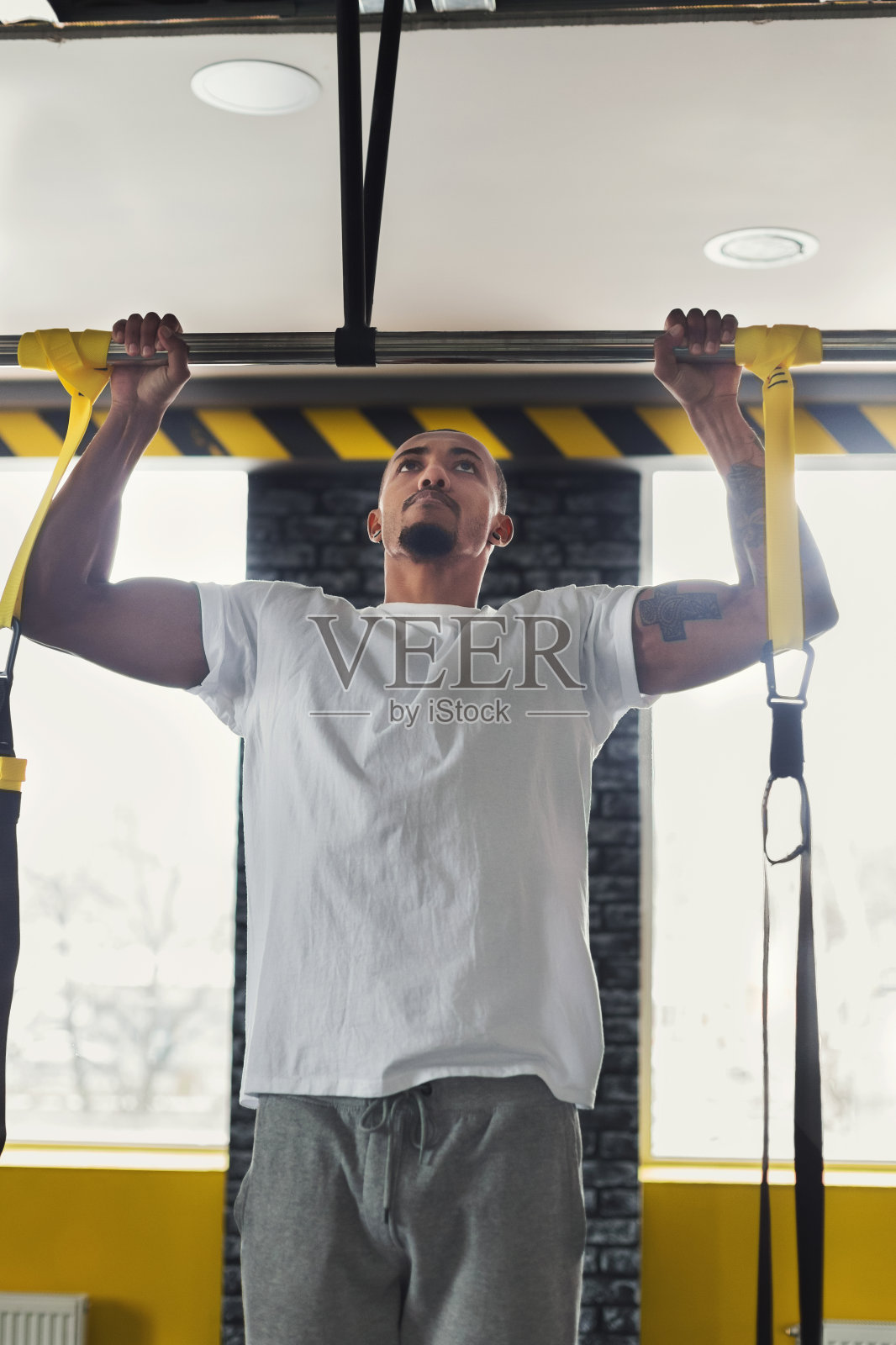 男人在单杠上做引体向上的运动照片摄影图片