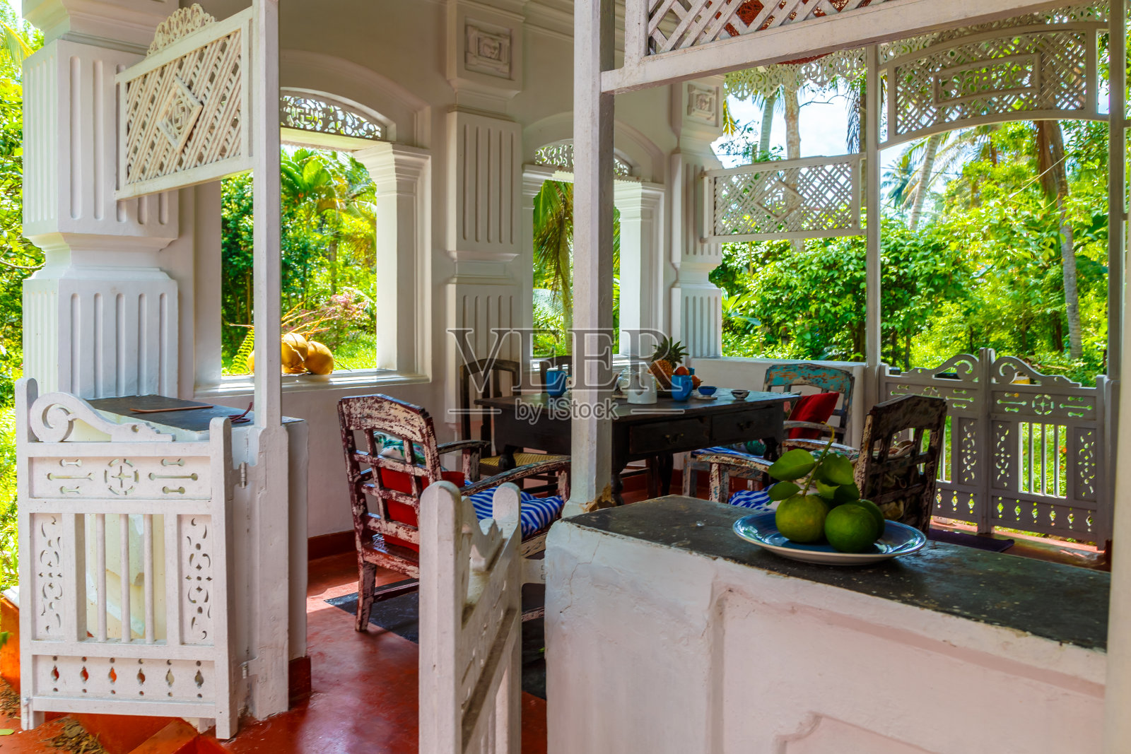 一个古老的荷兰别墅的阳台，复古家具和热带花园，斯里兰卡亚洲照片摄影图片