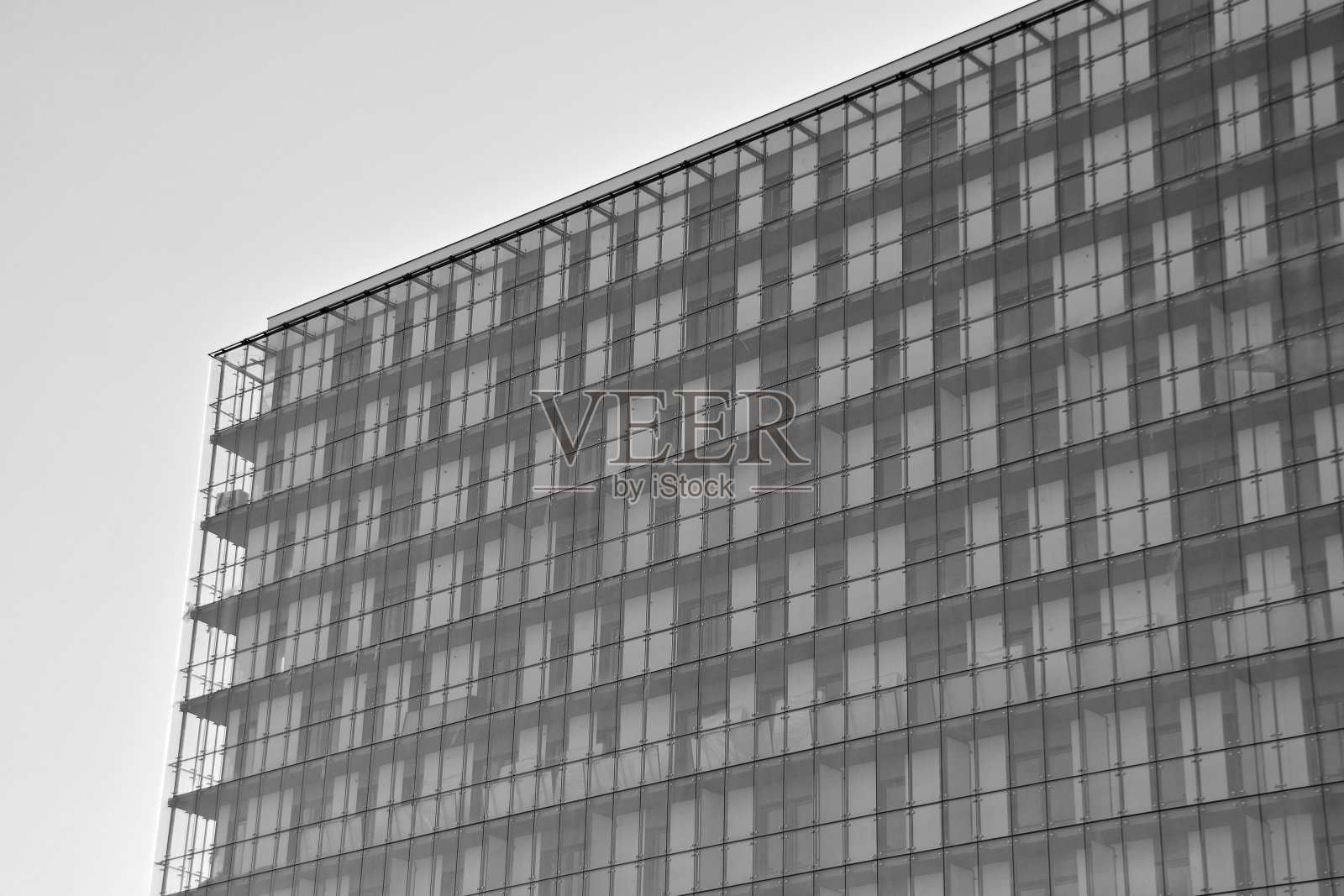 现代公寓。现代公寓楼的立面。黑色和白色。照片摄影图片