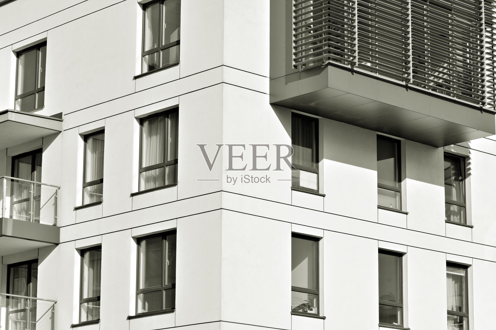 一个新的现代化公寓大楼的细节。黑色和白色。照片摄影图片