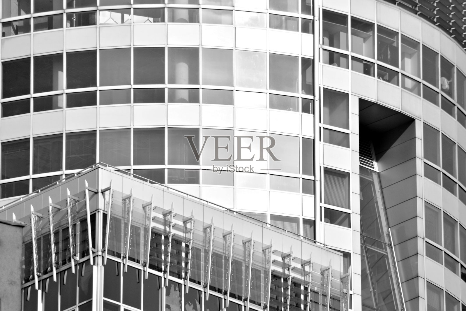 办公大楼的玻璃墙-商业背景。黑色和白色照片摄影图片