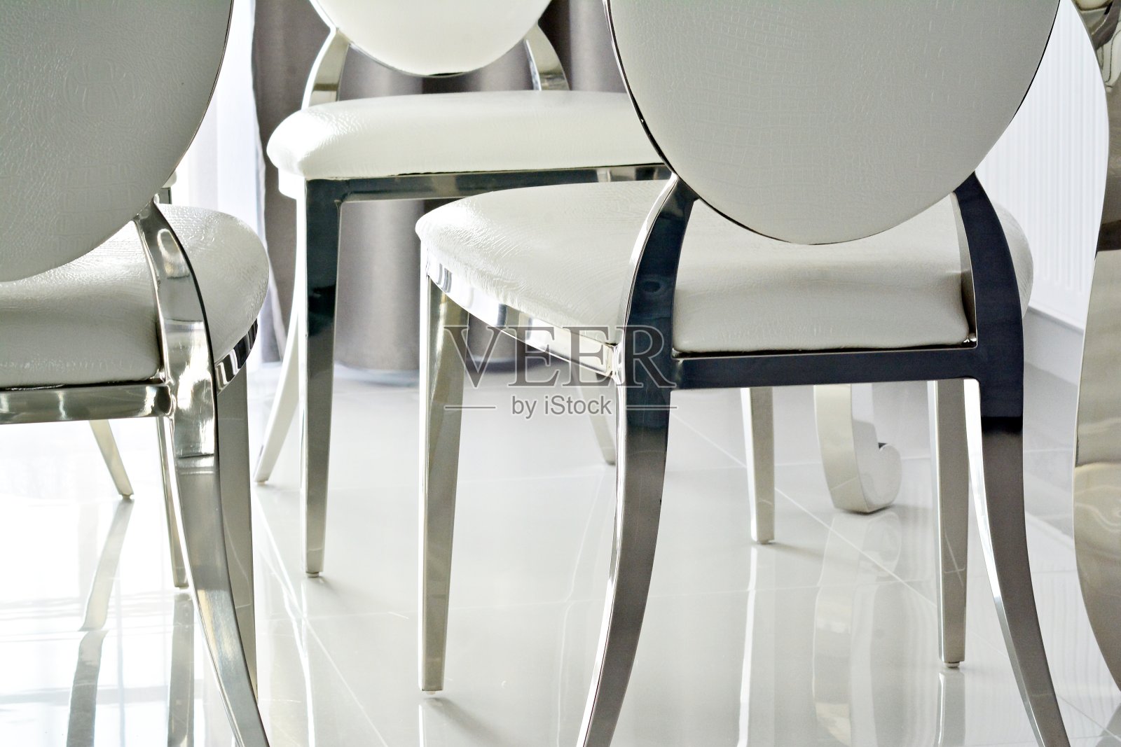 玻璃桌子和白色现代椅子在餐厅内部照片摄影图片