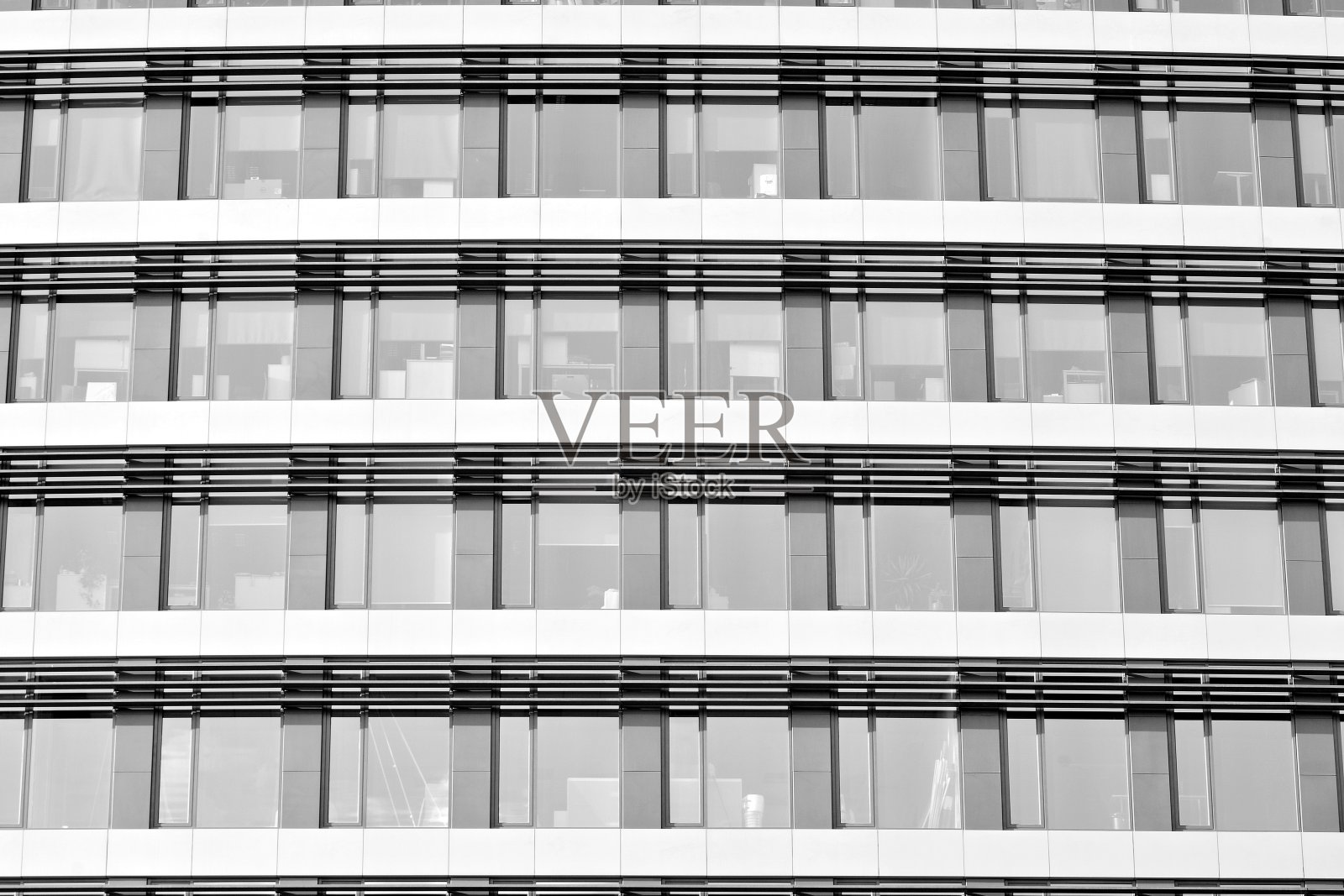 办公大楼的玻璃墙-商业背景。黑色和白色照片摄影图片