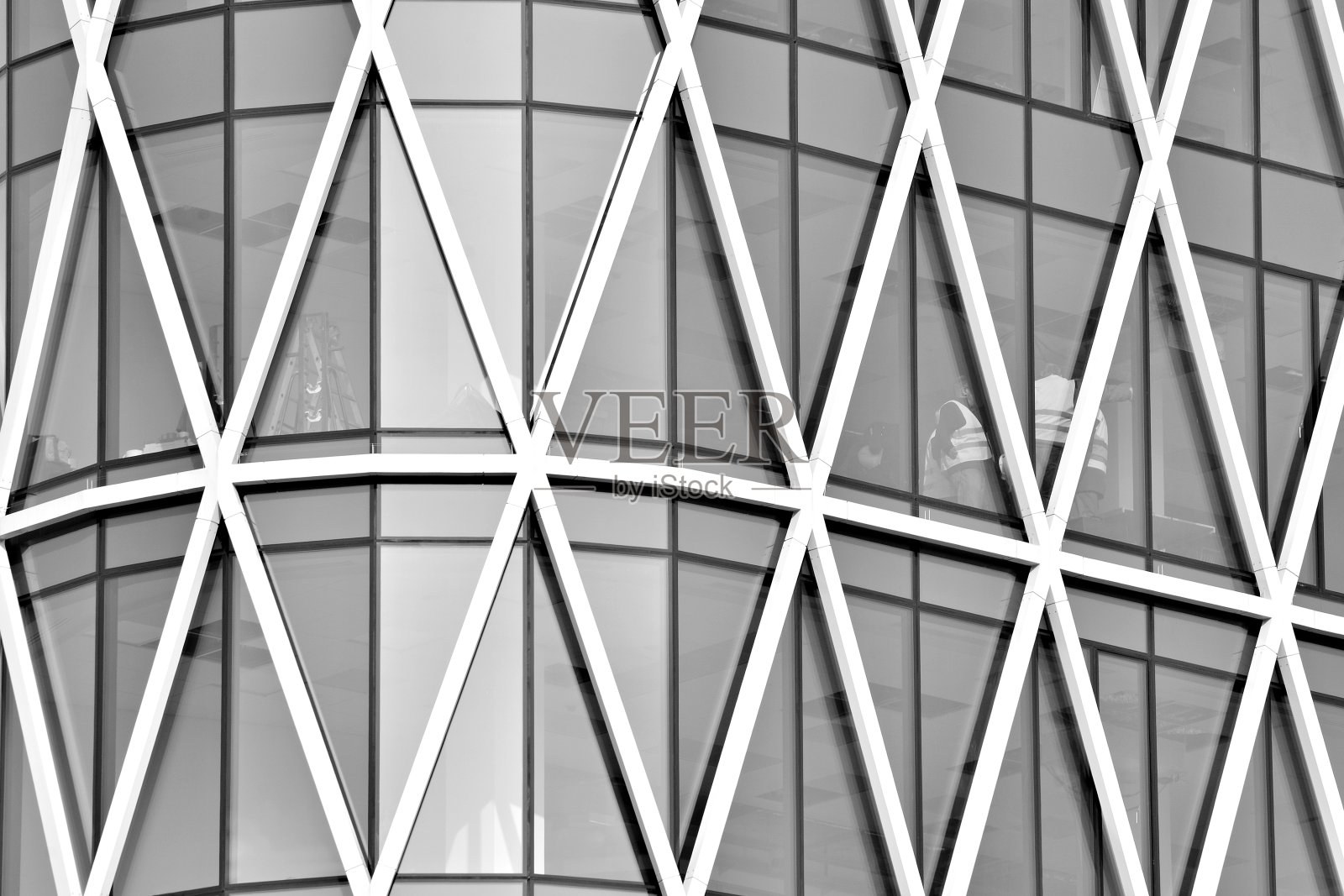 办公大楼的玻璃墙-商业背景。黑色和白色照片摄影图片