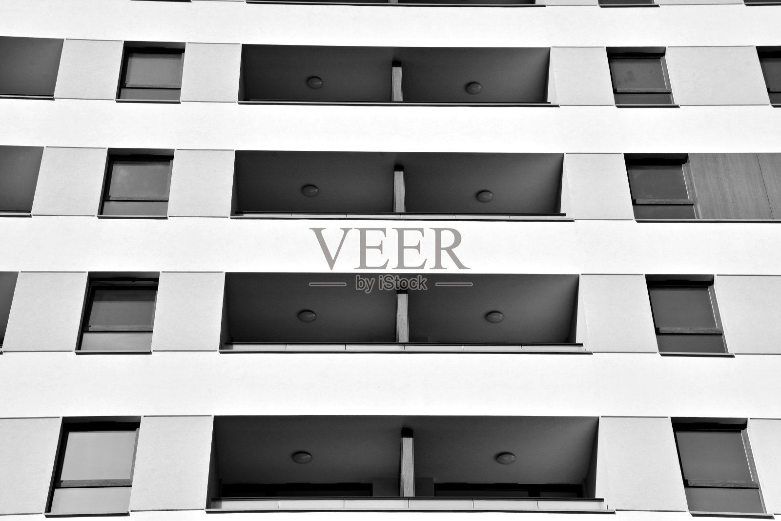 办公大楼的玻璃墙-商业背景。黑色和白色照片摄影图片