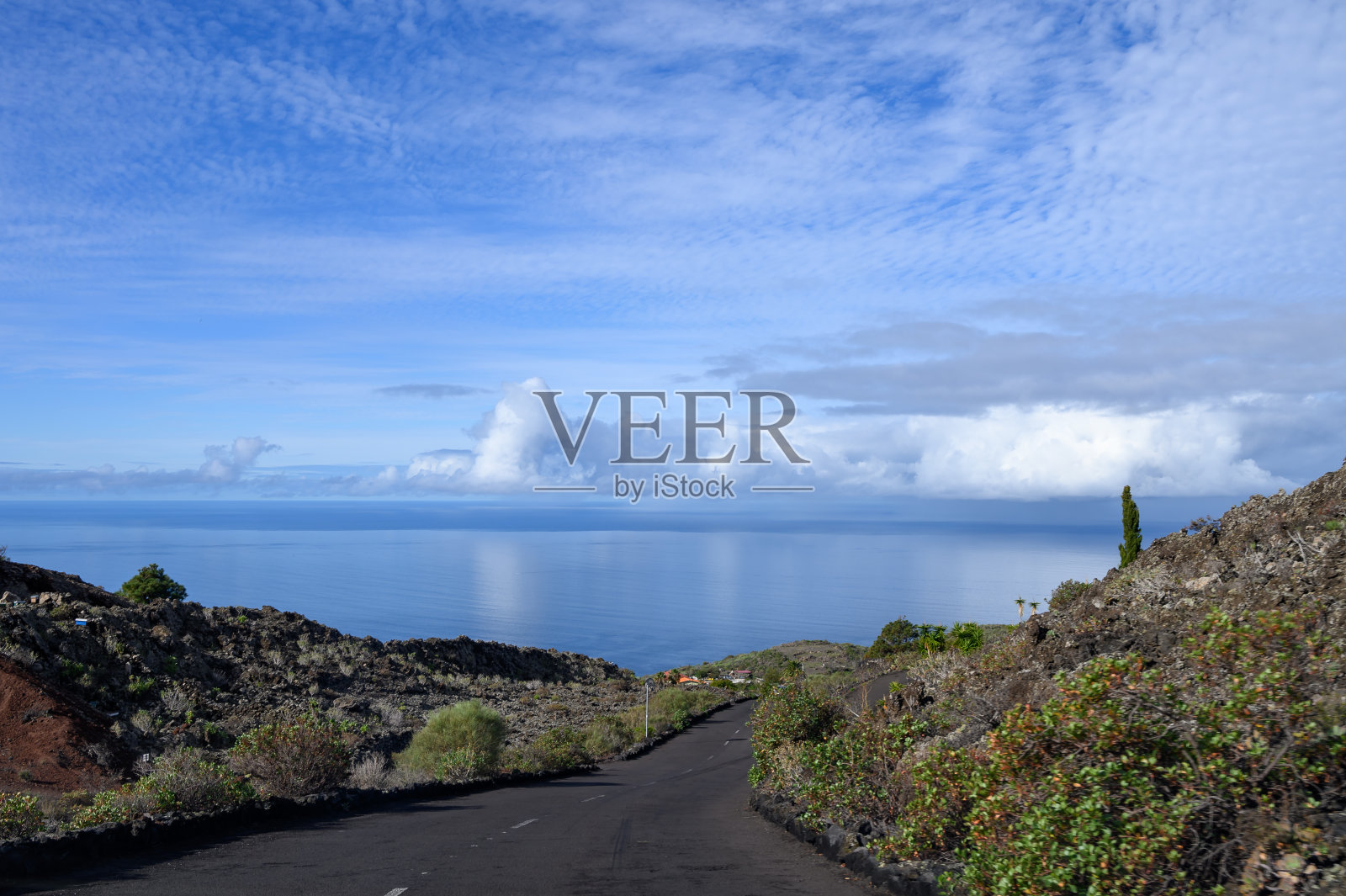 在拉帕尔马岛的公路旅行，从老柏油路看大西洋照片摄影图片