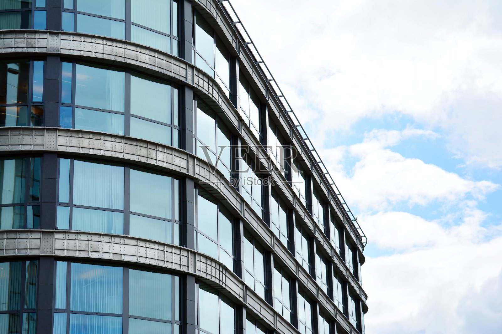 城市抽象背景，现代玻璃幕墙细节，办公商务建筑。照片摄影图片