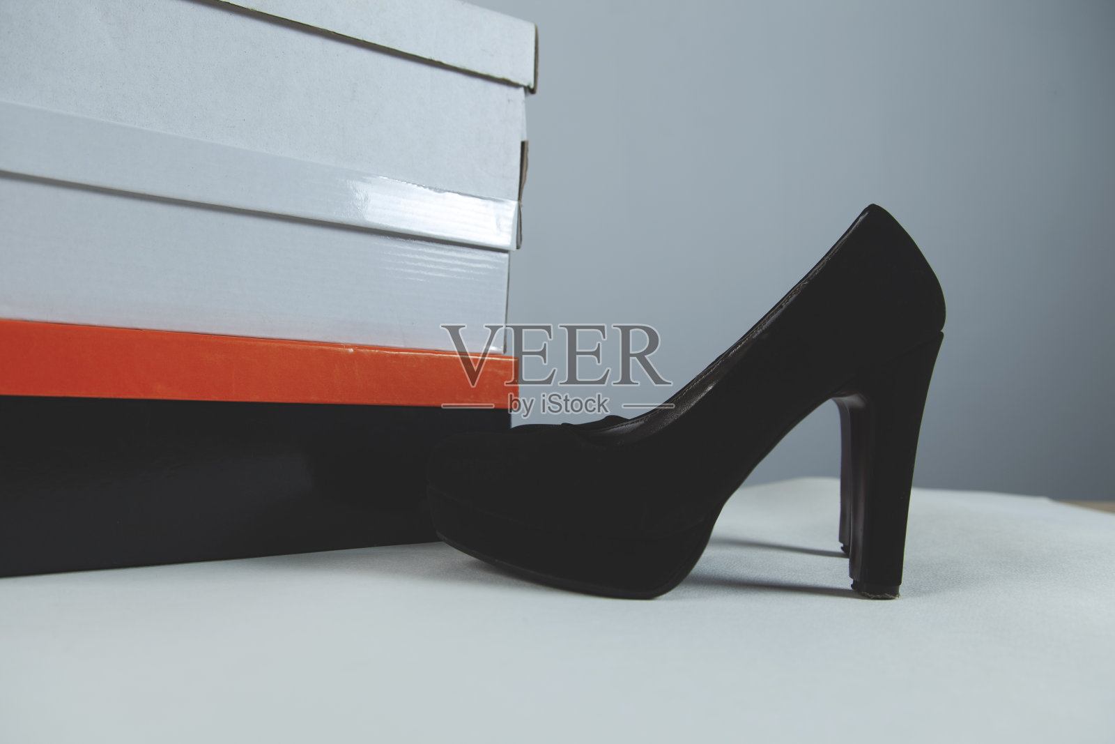 白色的桌子上放着女鞋和包照片摄影图片