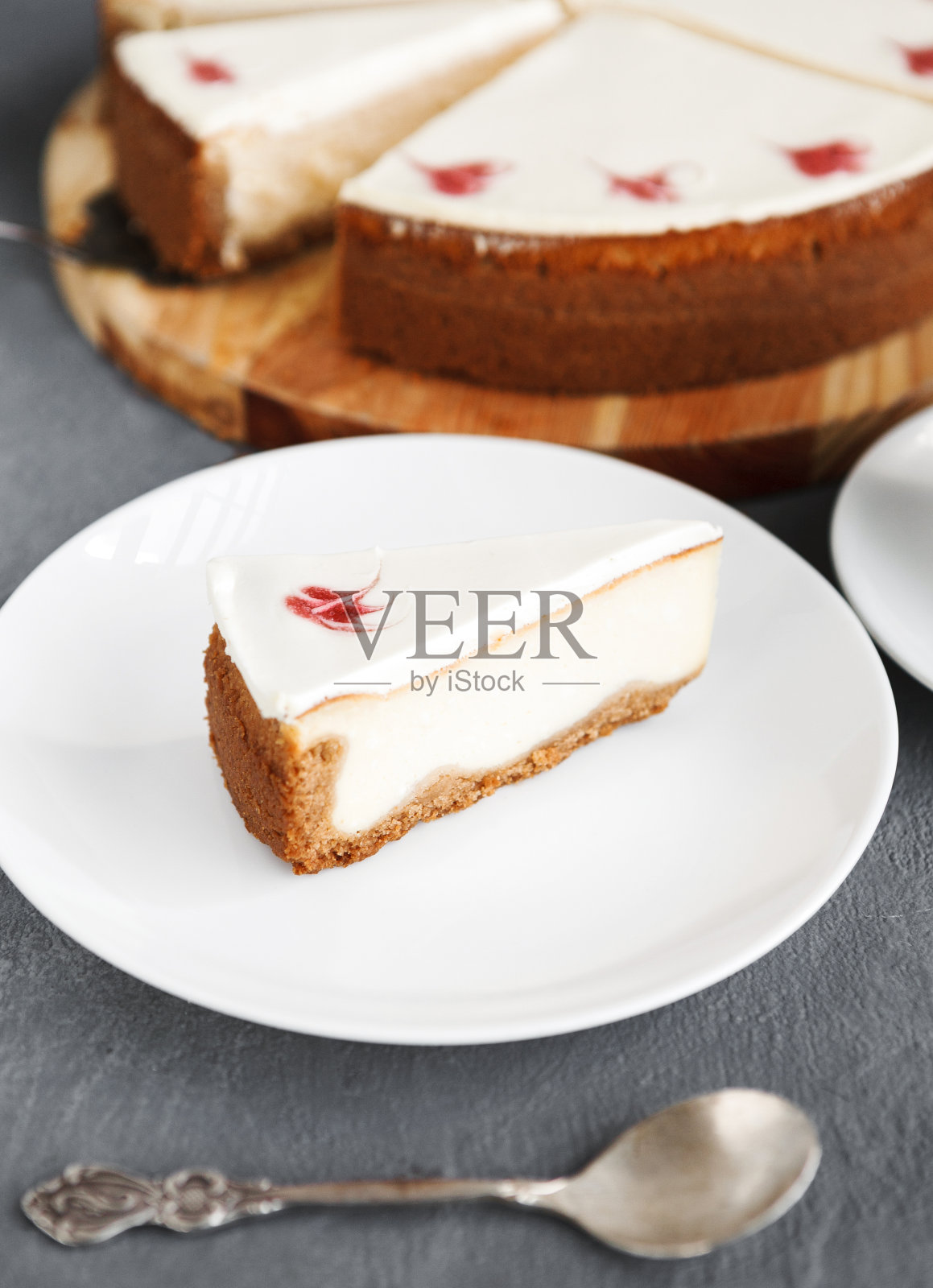 深色背景上的纽约芝士蛋糕照片摄影图片