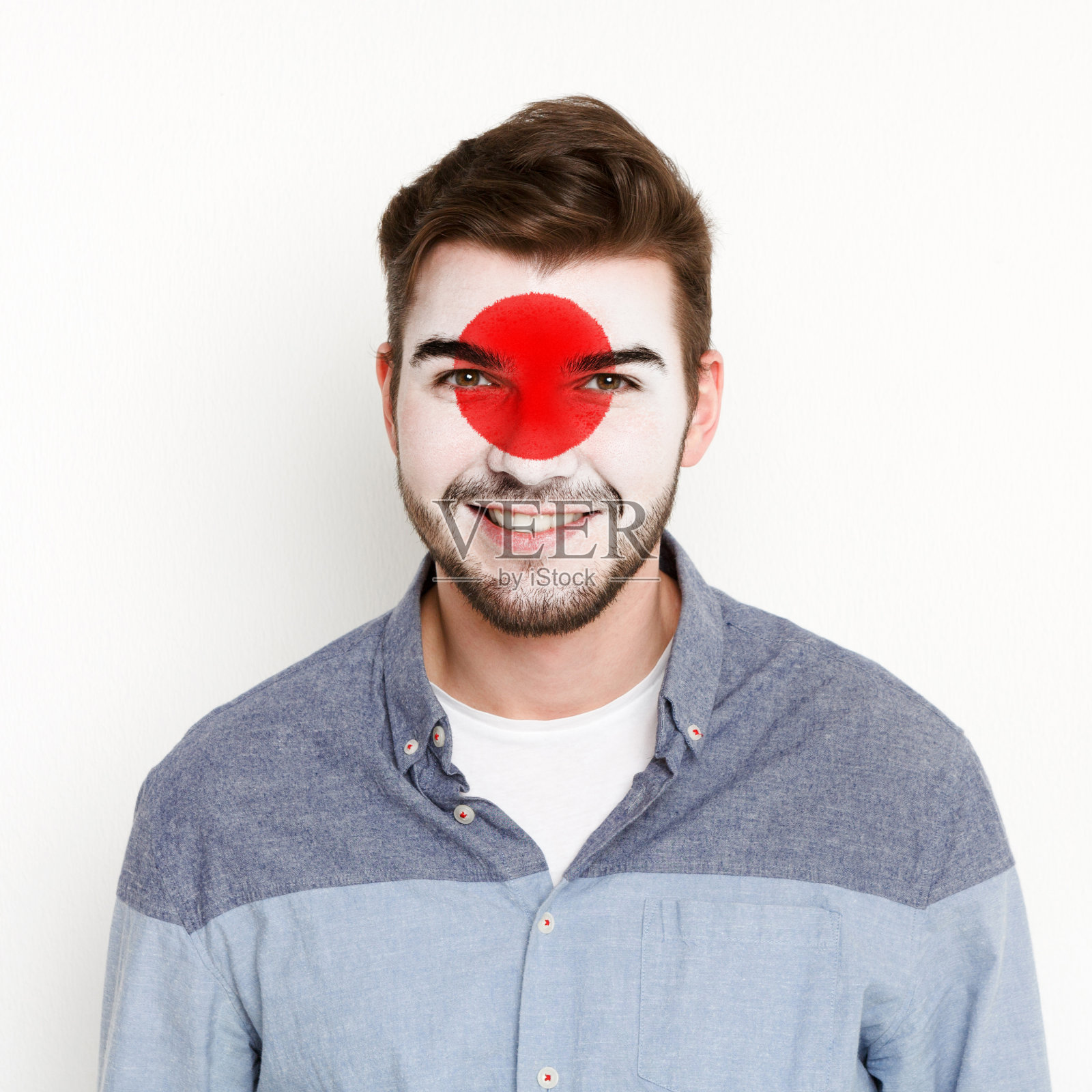 脸上画着日本国旗的年轻人照片摄影图片