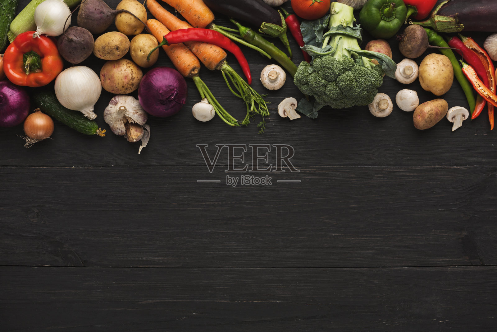 新鲜蔬菜的边界上的木制背景与拷贝空间照片摄影图片