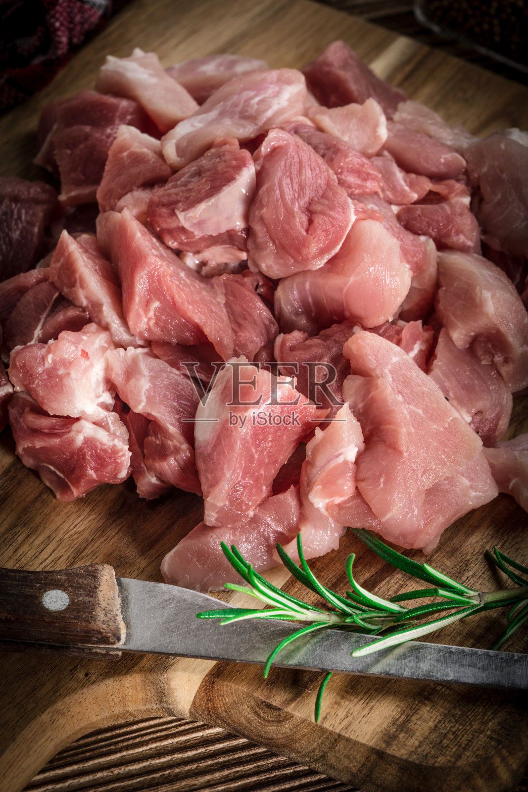 切成小块用来炖的生肉。照片摄影图片