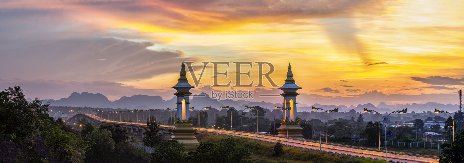 日落时分，泰国那空番第三座泰老友谊桥。照片摄影图片