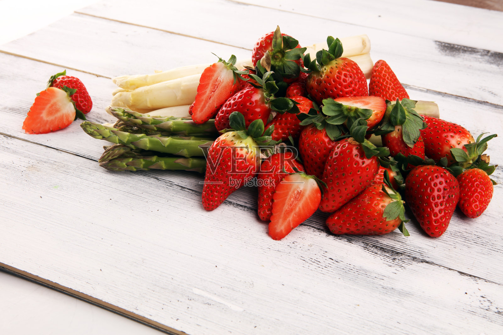 白色和绿色的芦笋和草莓在乡村背景照片摄影图片