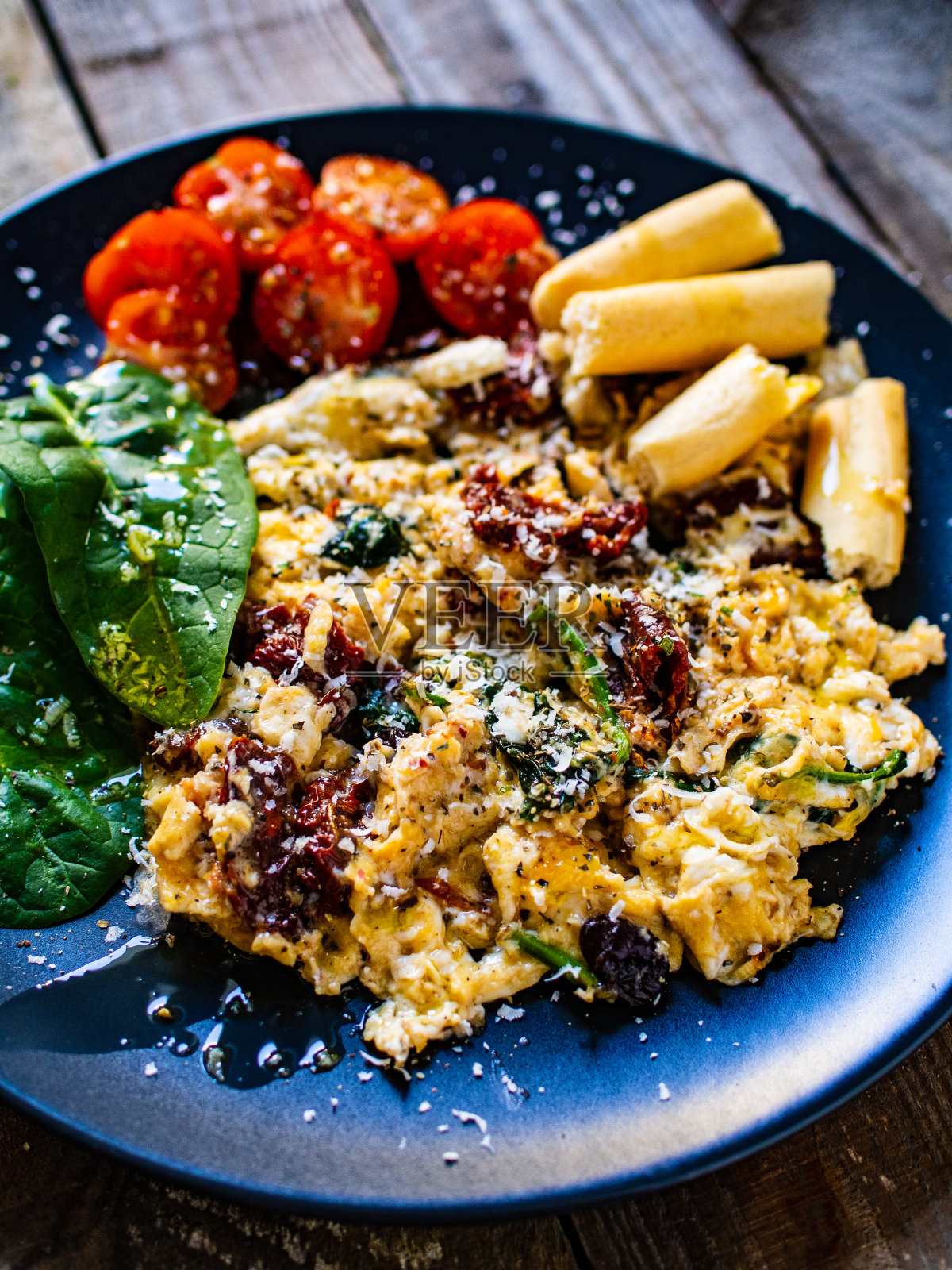 炒鸡蛋和三明治放在木桌上照片摄影图片