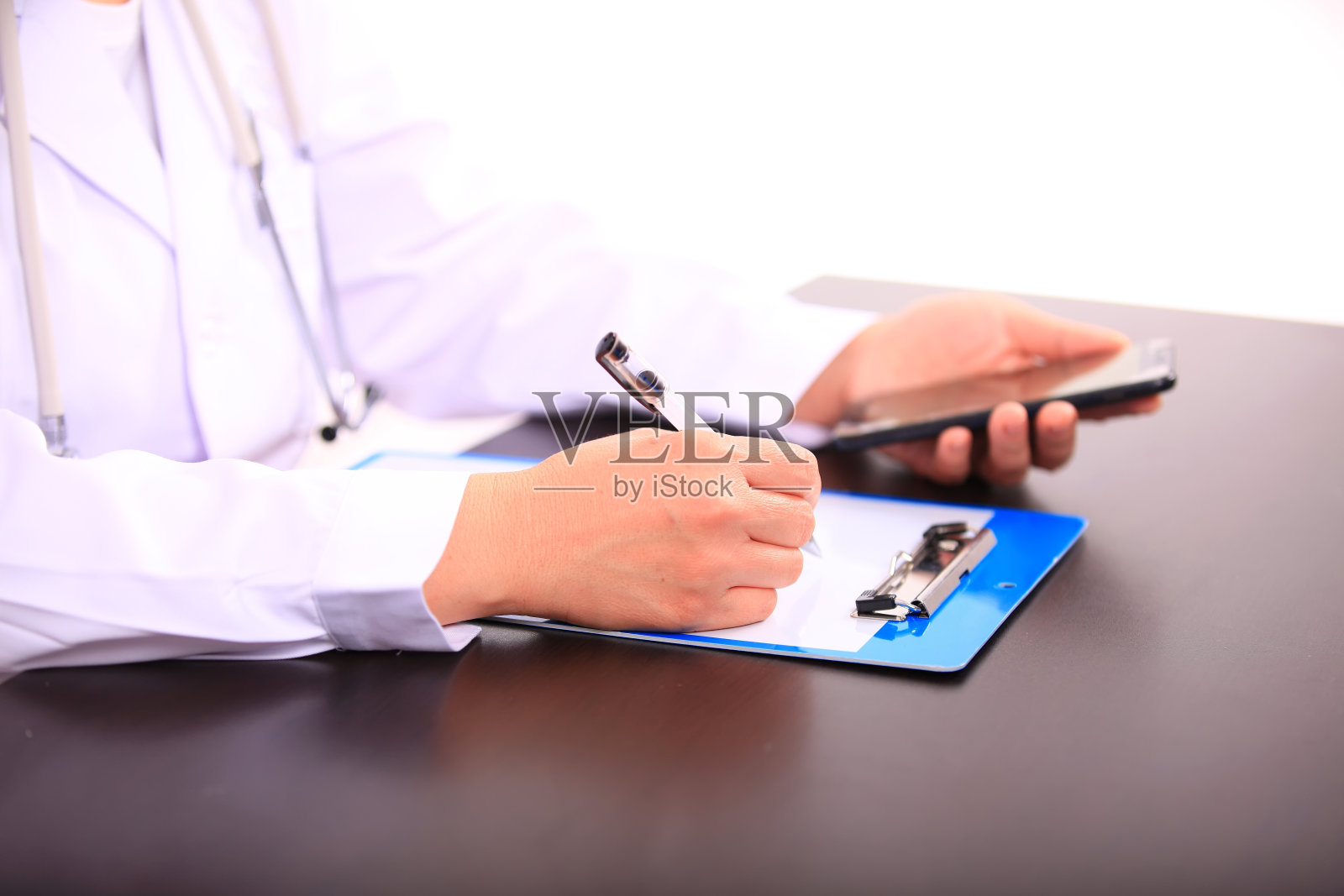 一位在办公室工作的医生照片摄影图片