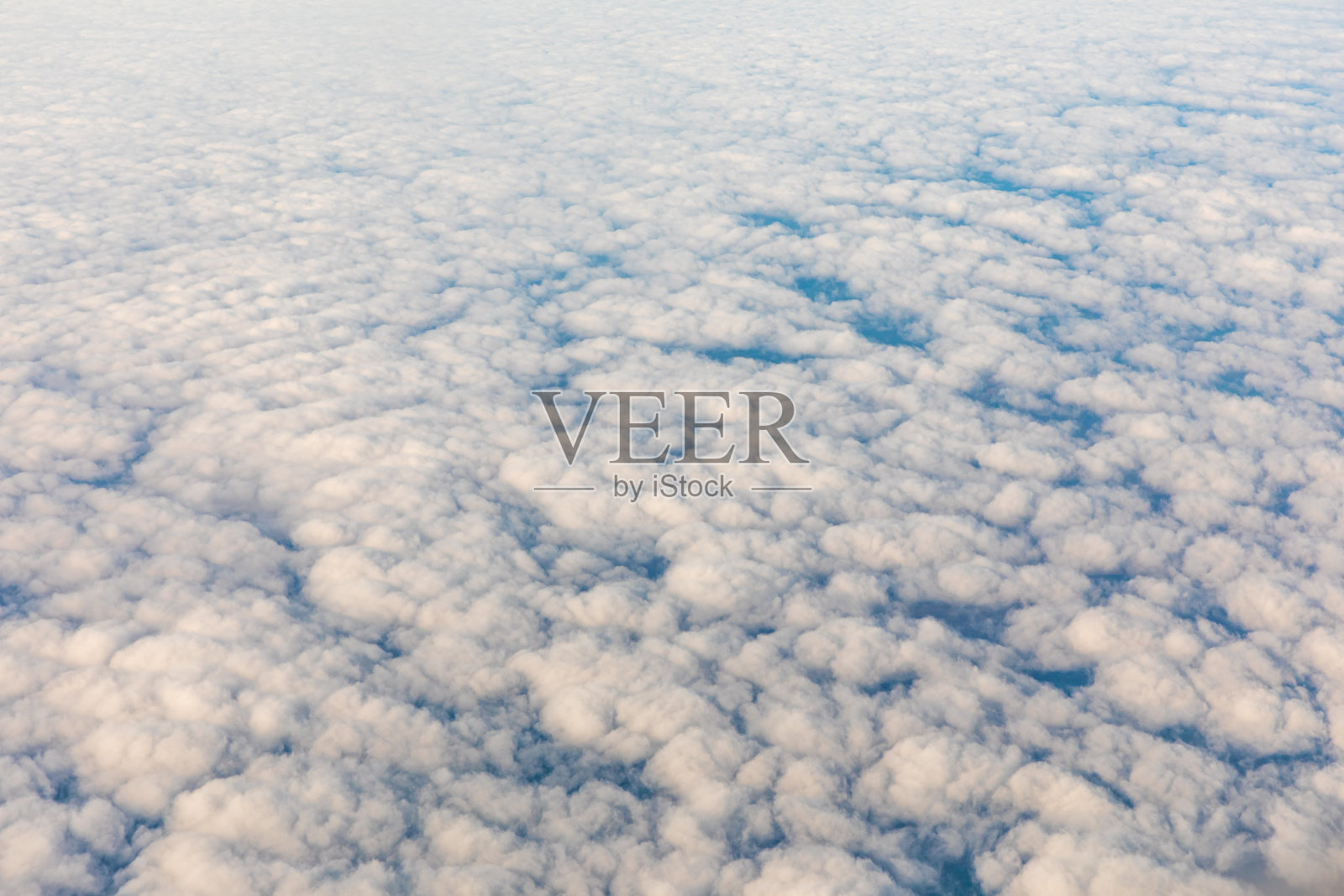 透过飞机舷窗看到的蓬松云朵航拍图照片摄影图片