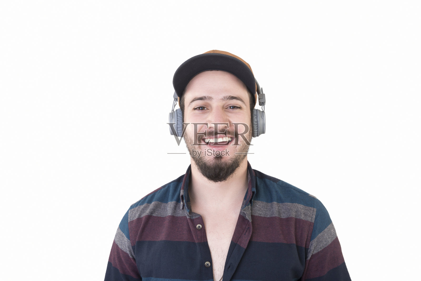 白色背景下戴着耳机微笑的年轻人的肖像照片摄影图片