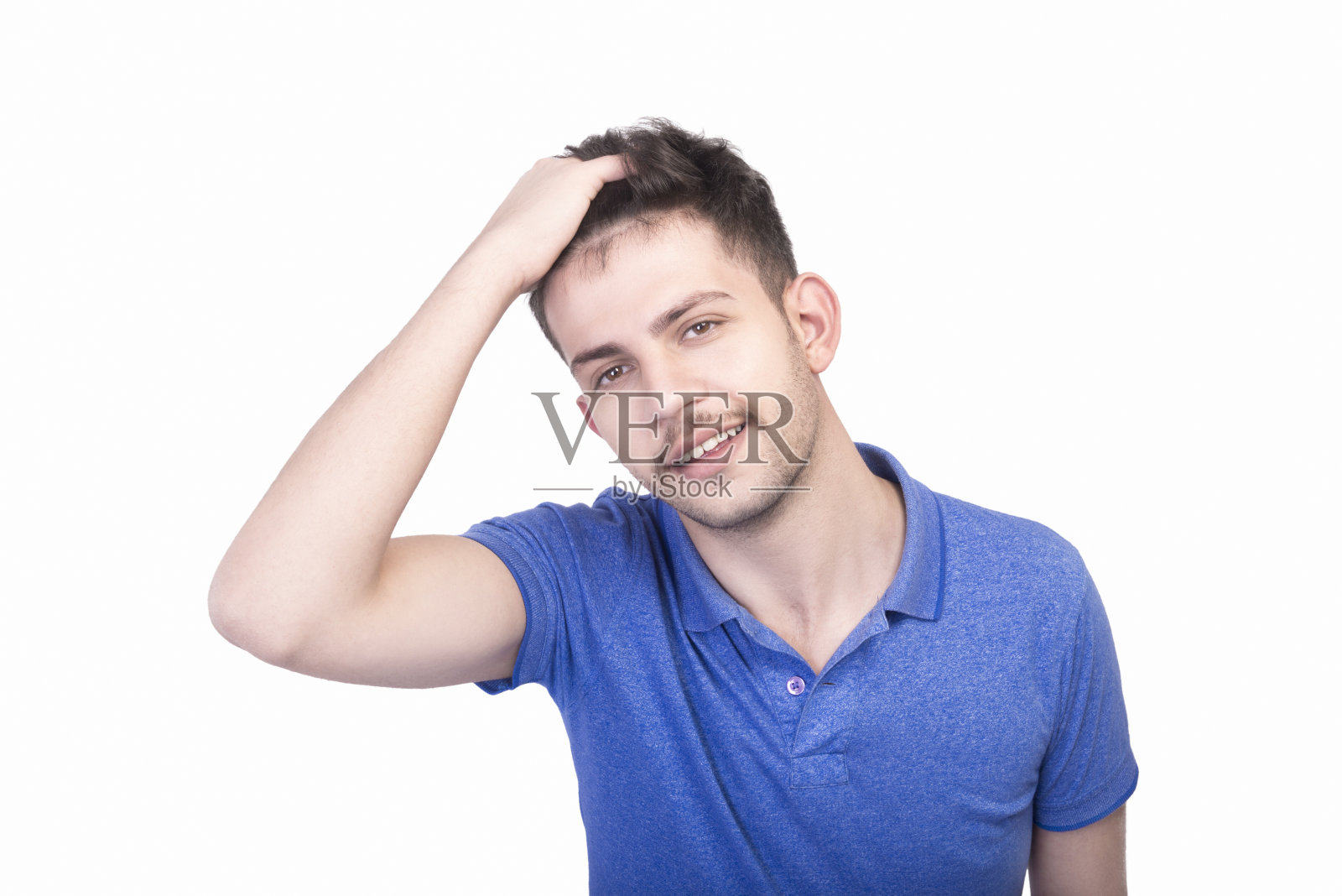 高角度的放松的年轻人看着镜头与内容微笑对白色的背景照片摄影图片