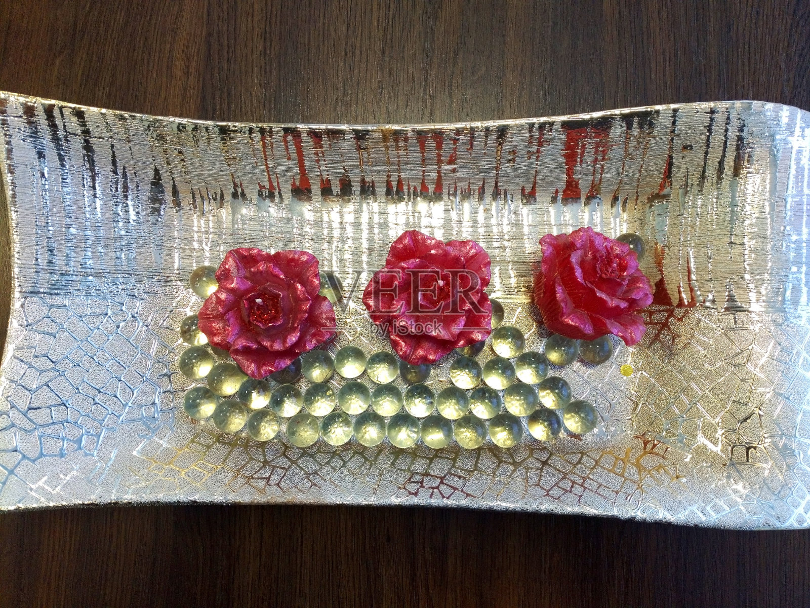 家居装饰。玻璃玫瑰放在盘子里照片摄影图片