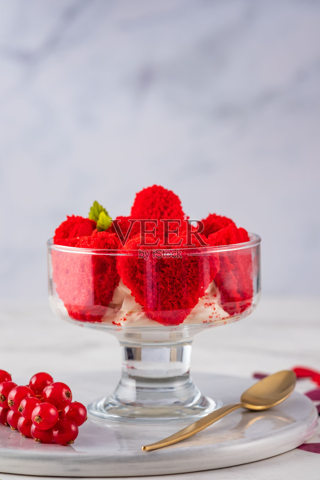 情人节用红醋栗做成的甜点。照片摄影图片