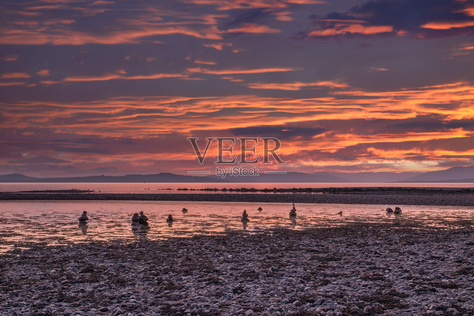 苏格兰西海岸Largs的Auberry对面的Argyle山丘上的日落照片摄影图片