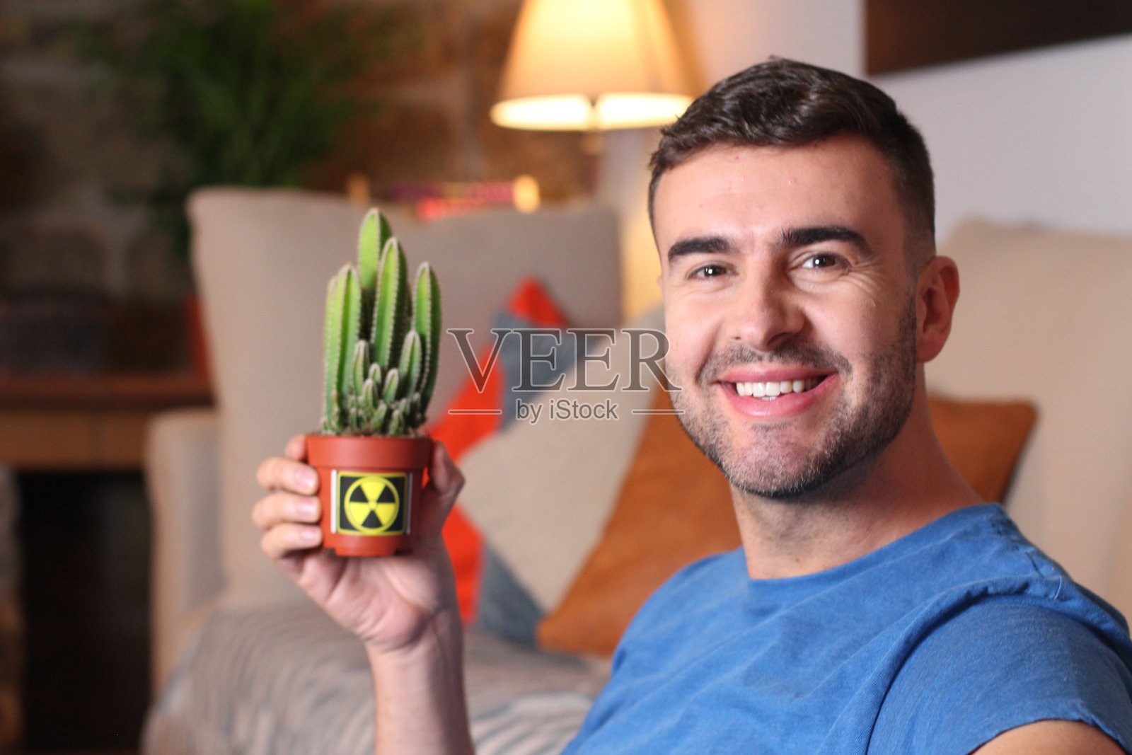 在家里用仙人掌吸收辐射的人照片摄影图片