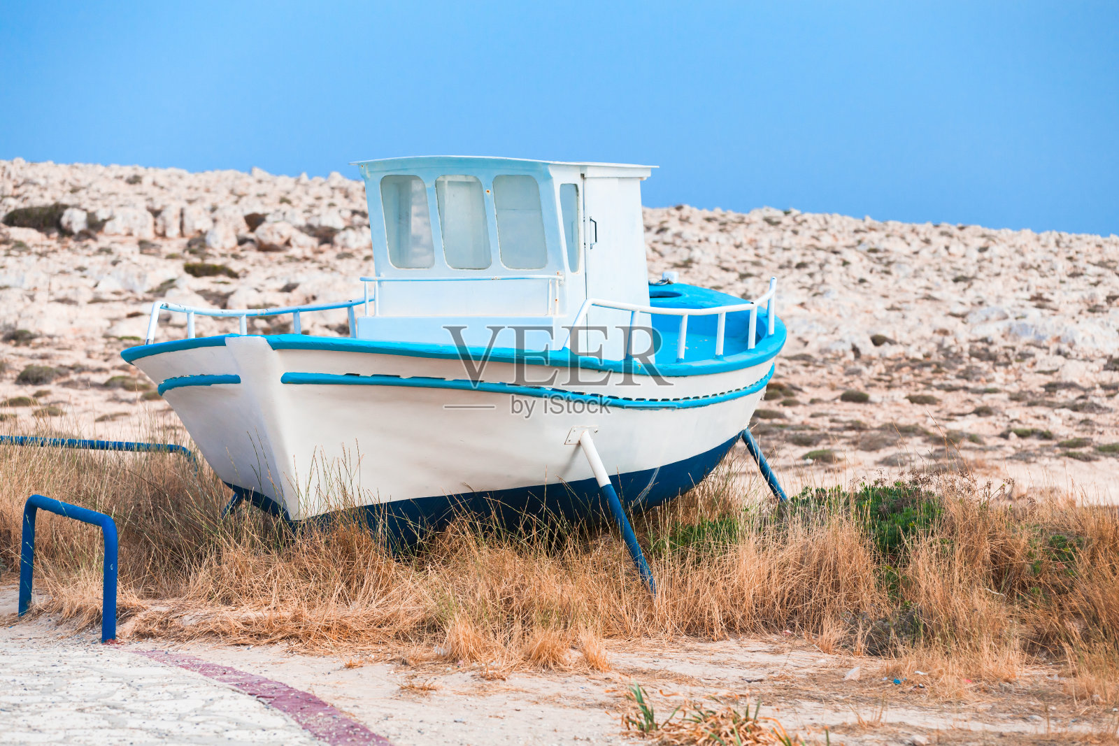 阿伊纳帕港的海岸上停着一艘旧渔船照片摄影图片