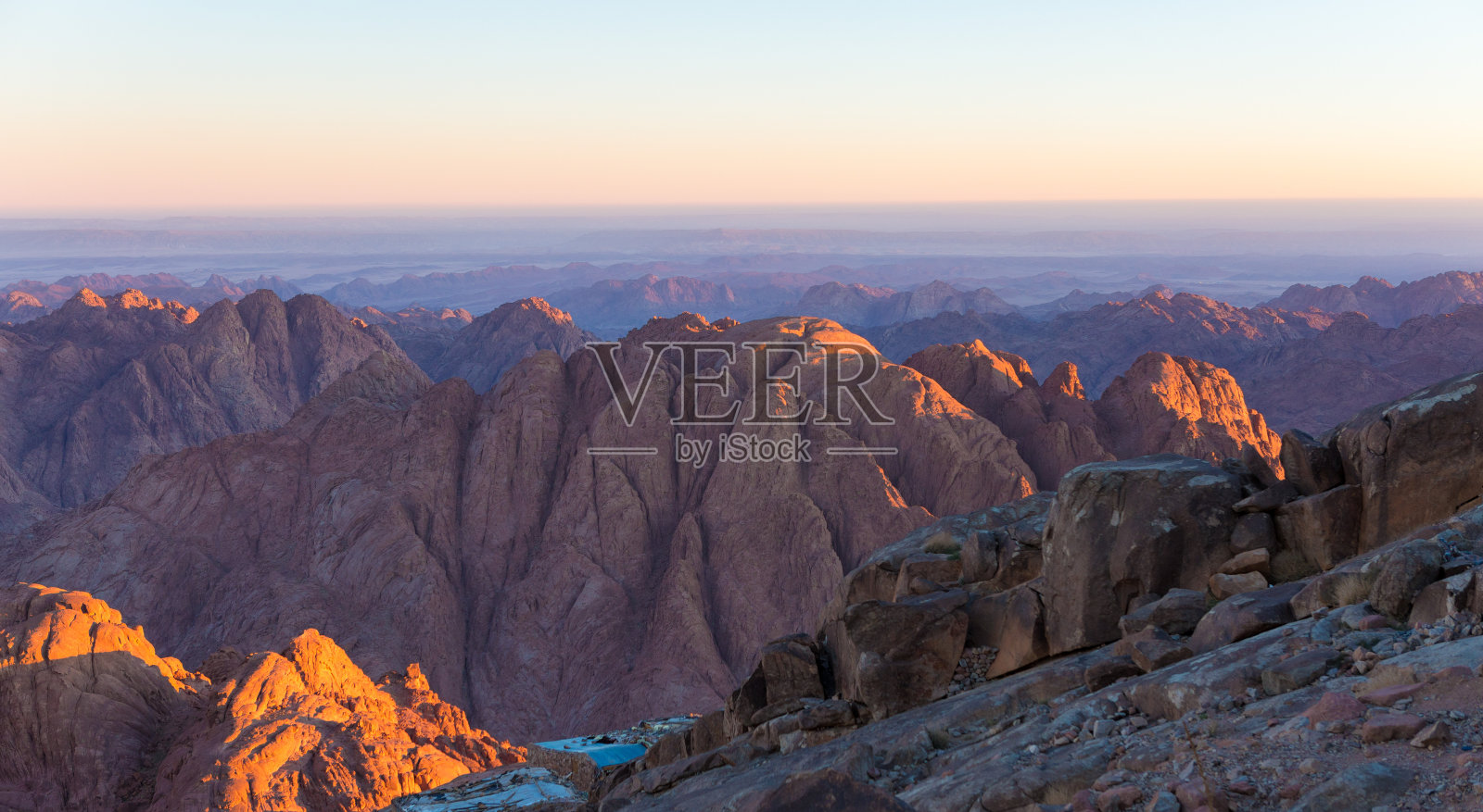 西奈山上的壮丽日出：埃及美丽的黎明，山上的壮丽景色照片摄影图片