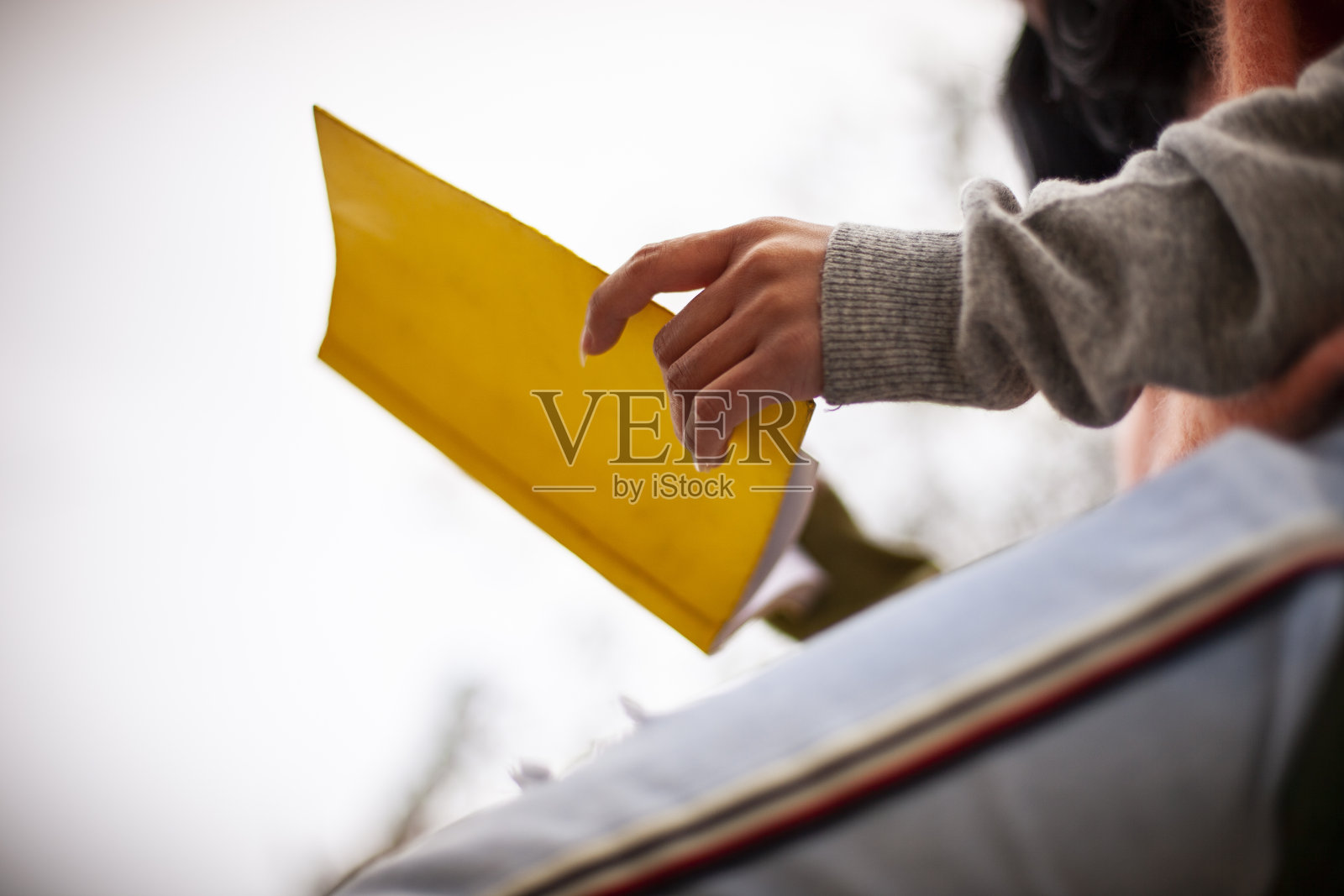 女人在户外看书清新。照片摄影图片