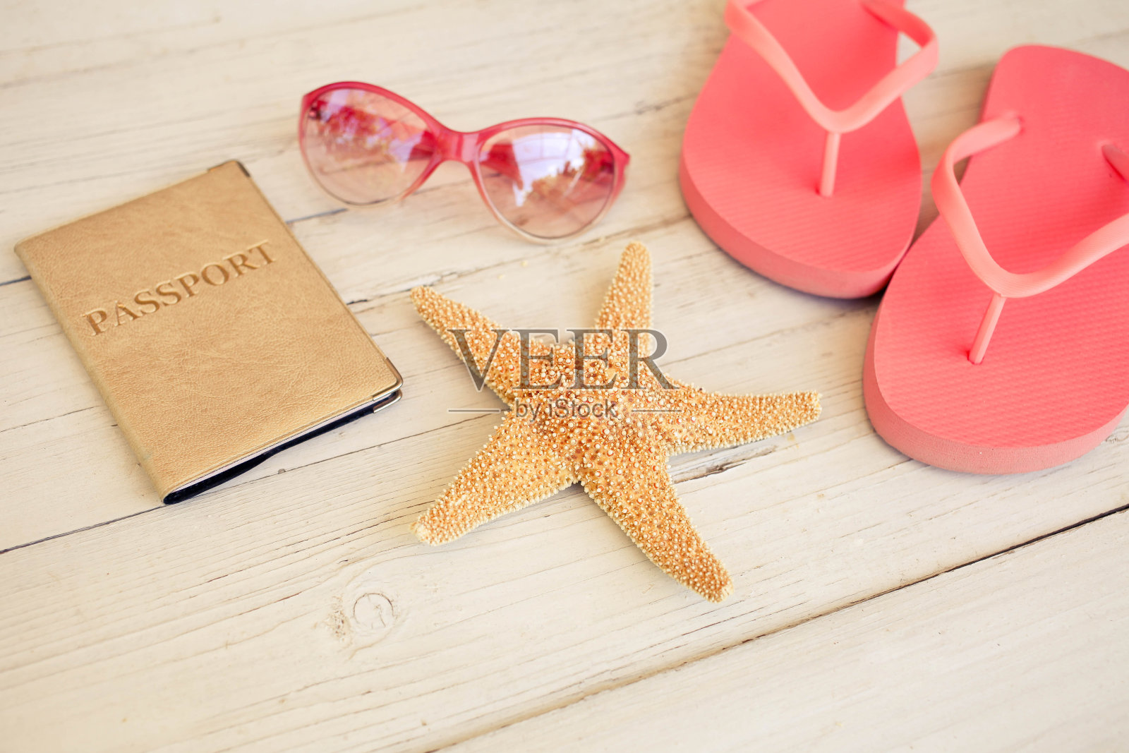 太阳镜，沙滩拖鞋和护照的木头背景照片摄影图片